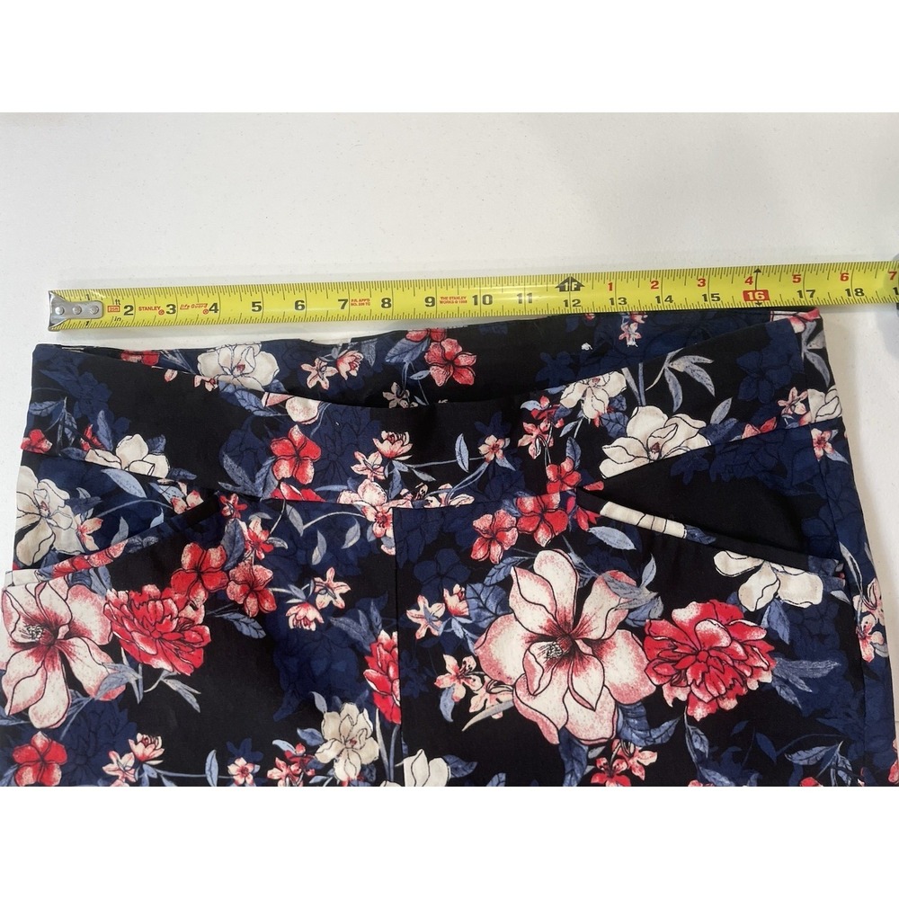Chico's‎ Perfect Stretch Ankle Pants Women's Size 3 Black Floral Pull On - Picture 4 of 8